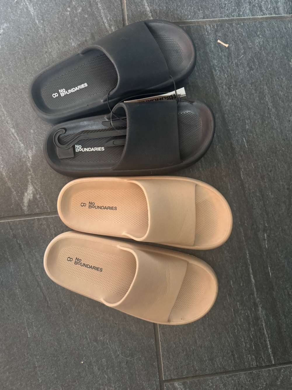 No Boundaries Women's Slide Sandals in Black and Tan